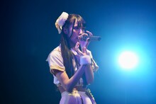 映画 「真･鮫島事件」の主題歌となるソロ曲「ツグム。」を初披露した清水理子。（写真提供：KING RECORDS）