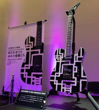 「HOTEI 40th Anniversary Guitar Exhibition“時代を奏でた40本の愛機たち”」の様子。