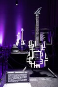 「HOTEI 40th Anniversary Guitar Exhibition“時代を奏でた40本の愛機たち”」の様子。