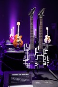 「HOTEI 40th Anniversary Guitar Exhibition“時代を奏でた40本の愛機たち”」の様子。
