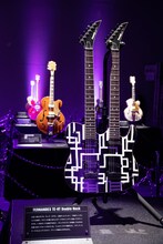 「HOTEI 40th Anniversary Guitar Exhibition“時代を奏でた40本の愛機たち”」の様子。