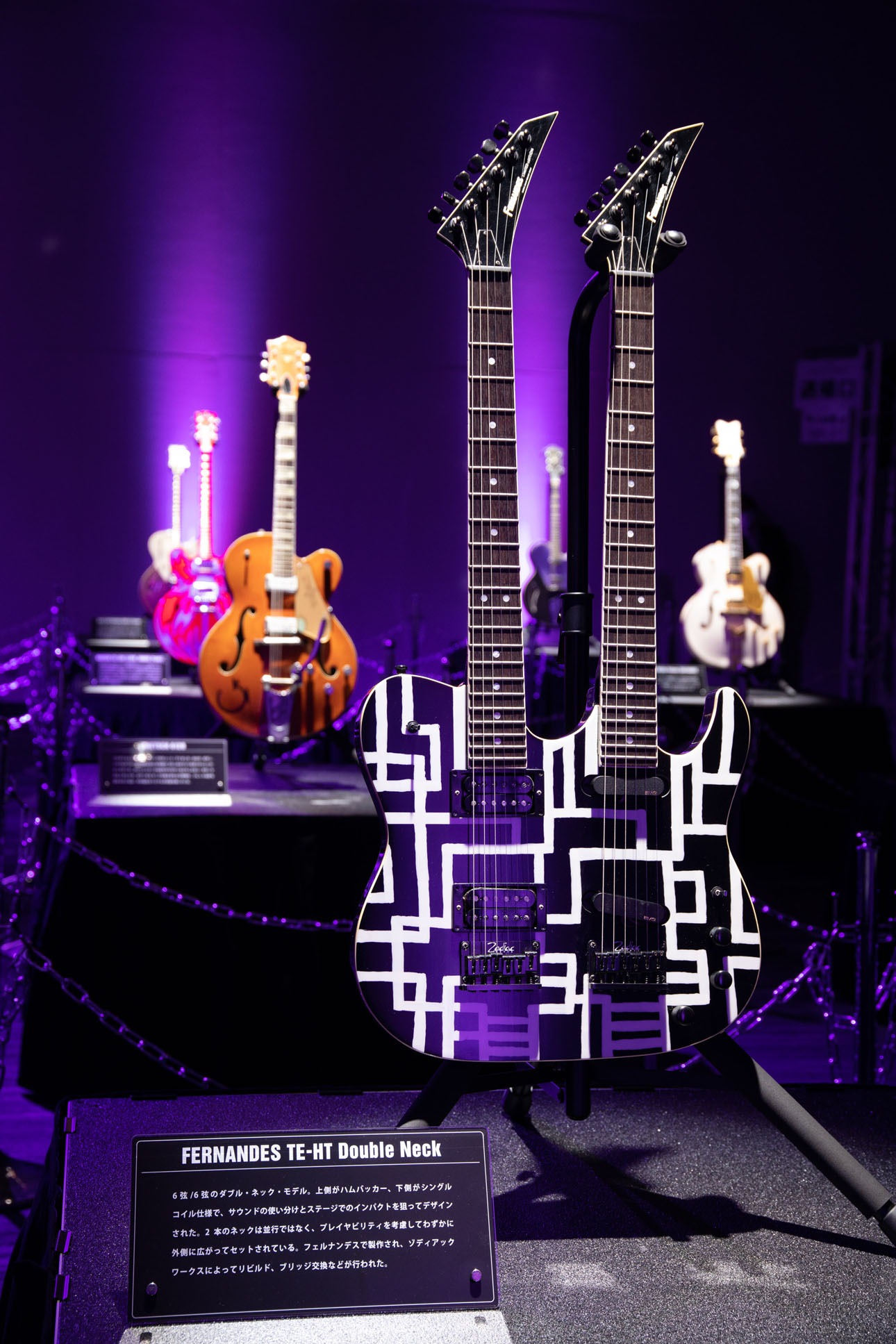 「HOTEI 40th Anniversary Guitar Exhibition“時代を奏でた40本の愛機たち”」の様子。