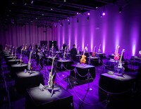 「HOTEI 40th Anniversary Guitar Exhibition“時代を奏でた40本の愛機たち”」の様子。