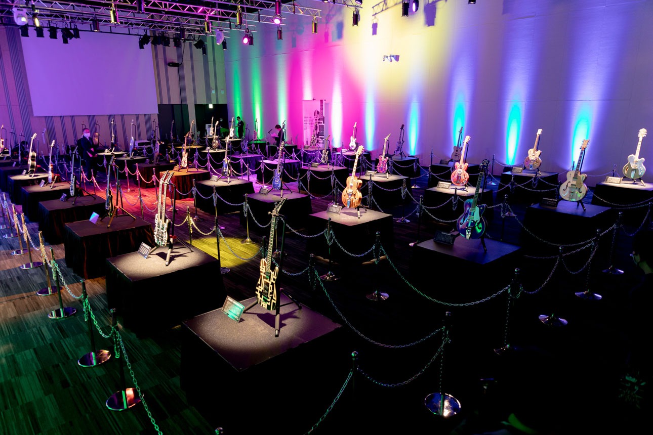 「HOTEI 40th Anniversary Guitar Exhibition“時代を奏でた40本の愛機たち”」の様子。
