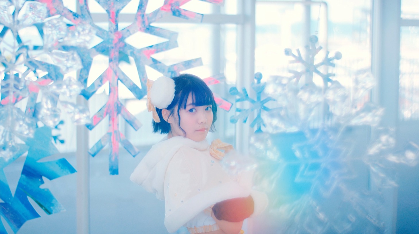 虹のコンキスタドール「恋・ホワイトアウト」ミュージックビデオのワンシーン。