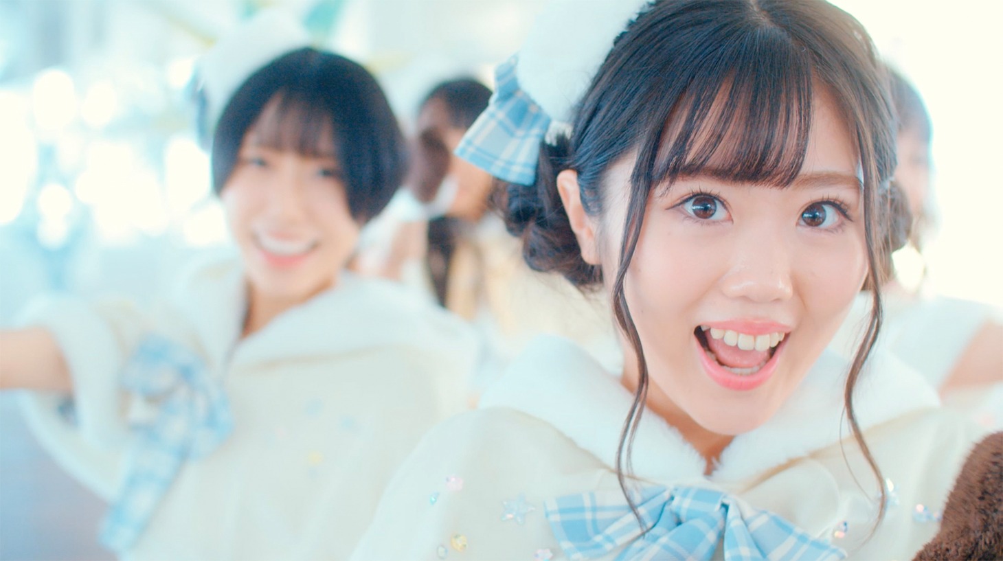虹のコンキスタドール「恋・ホワイトアウト」ミュージックビデオのワンシーン。