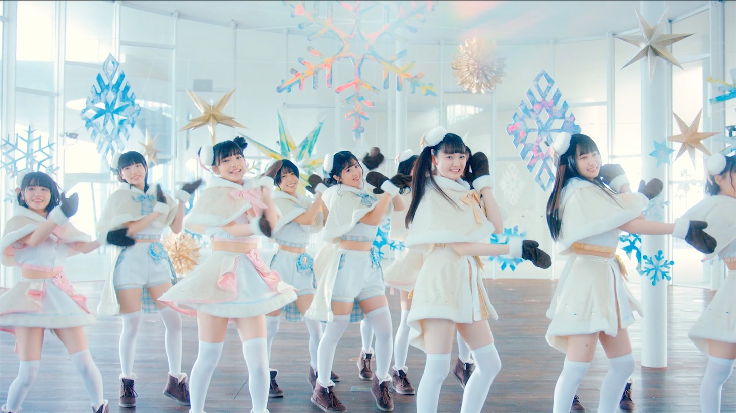 虹のコンキスタドール「恋・ホワイトアウト」ミュージックビデオのワンシーン。