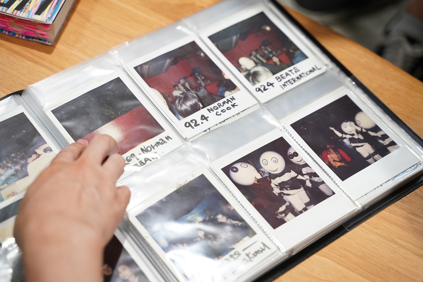 当時のパーティの写真を収めたファイル。1992年4月にノーマン・クックがBEATS INTERNATIONALで来日した際にDJを行ったときの写真も。