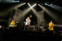 「ATFIELD inc. 20th presents BAYCAMP 2020 10th Anniversary」で「走れ！with ヤマサキセイヤ（キュウソネコカミ）」を初披露したPOLYSICSとヤマサキセイヤ（キュウソネコカミ）。（Photo by Viola Kam [V'z Twinkle]）