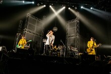 「ATFIELD inc. 20th presents BAYCAMP 2020 10th Anniversary」で「走れ！with ヤマサキセイヤ（キュウソネコカミ）」を初披露したPOLYSICSとヤマサキセイヤ（キュウソネコカミ）。（Photo by Viola Kam [V'z Twinkle]）