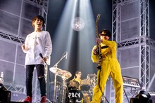 「ATFIELD inc. 20th presents BAYCAMP 2020 10th Anniversary」で「走れ！with ヤマサキセイヤ（キュウソネコカミ）」を初披露したPOLYSICSとヤマサキセイヤ（キュウソネコカミ）。（Photo by Viola Kam [V'z Twinkle]）