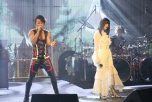 左から西川貴教、ASCA。