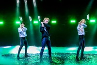 「Wow (Lee Know, Hyunjin, Felix)」を披露するリノ、フェリックス、ヒョンジン。（写真提供：JYP Entertainment）