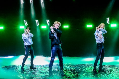 「Wow (Lee Know, Hyunjin, Felix)」を披露するリノ、フェリックス、ヒョンジン。(写真提供:JYP Entertainment)