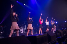 新メンバー3人を含む新体制でパフォーマンスする転校少女*。（撮影：林晋介）