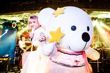 左から大森靖子、ゆるナナちゃん。（Photo by Masayo）