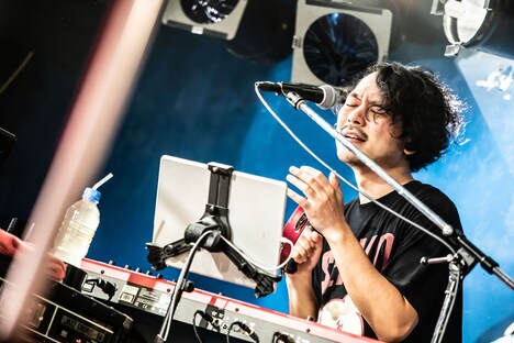 タンバリンを叩くsugarbeans（Key / シンガイアズ）。（Photo by Masayo）