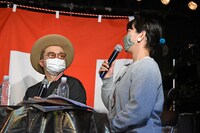 左から西寺郷太、しまおまほ。