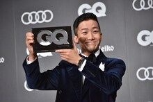 笑顔でトロフィーを掲げる瑛人。