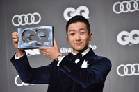 笑顔でトロフィーを掲げる瑛人。