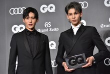 左から目黒蓮、ラウール。