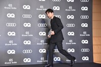 フォトコールに登場した星野源。