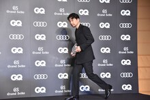 フォトコールに登場した星野源。