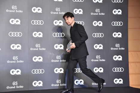 フォトコールに登場した星野源。