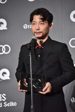 受賞の喜びを語る星野源。