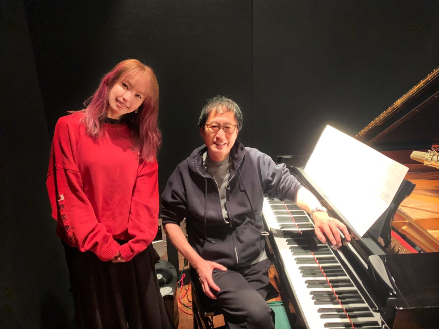左からLiSA、武部聡志。