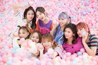 NiziU出演「Fit's」新CM「ボールプール」編メイキングカット。