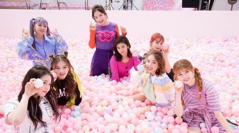 NiziU出演「Fit's」新CM「ボールプール」編メイキングカット。