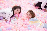 左からAYAKA、MAKO。