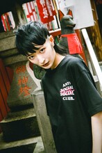 BiSHと「ANTI SOCIAL SOCIAL CLUB」のカプセルコレクションビジュアルより。