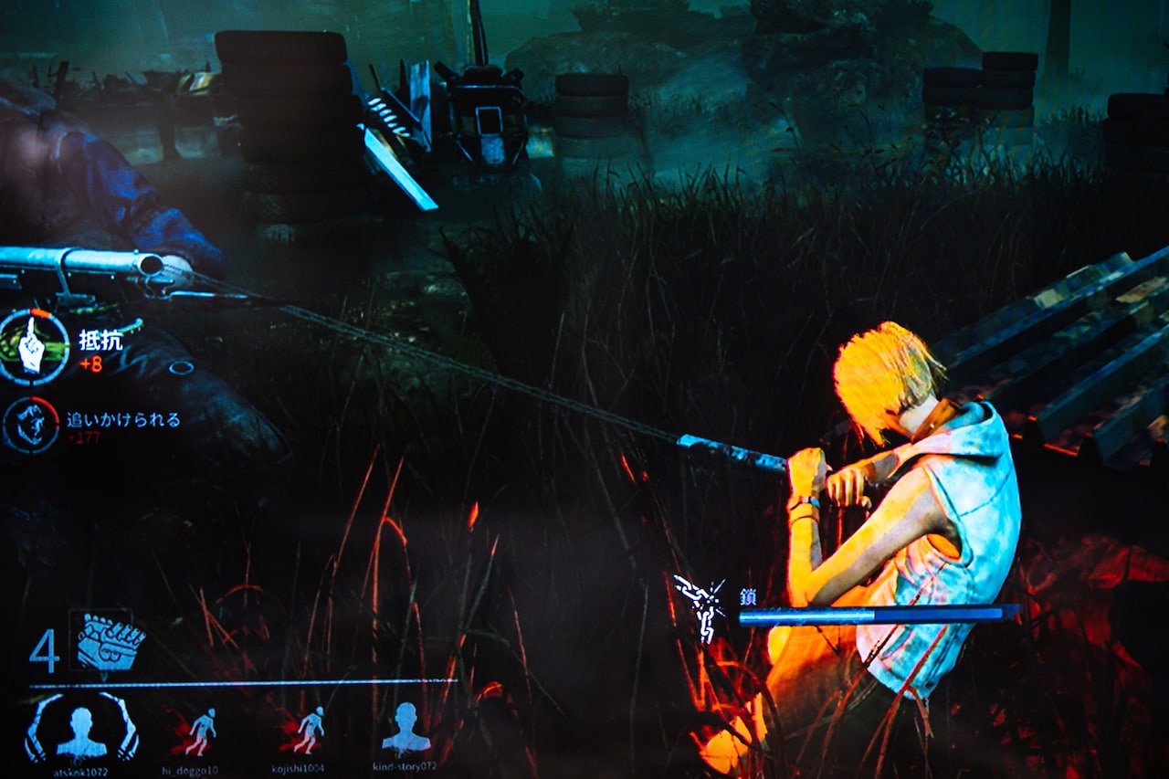 スピアガンで撃たれて引っ張られる、のっちさんが操作するシェリル・メイソン。