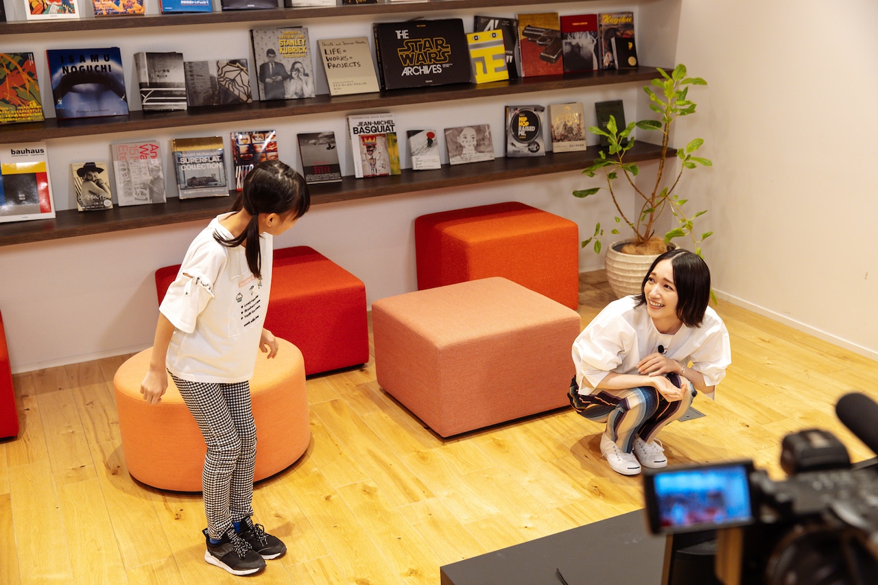 うずくまって悔しがるのっちさんと、慰める木村咲愛さん。