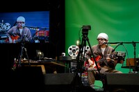 「カンタンバーチャビレ」を実演する奥田民生。（Photo by Kenji Miura）