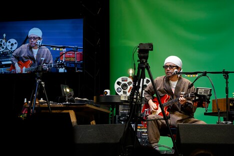 「カンタンバーチャビレ」を実演する奥田民生。（Photo by Kenji Miura）