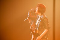 中尊寺まい（Vo, G）（撮影：にしゆきみ）