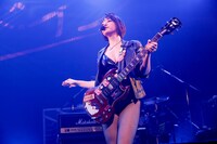 中尊寺まい（Vo, G）（撮影：にしゆきみ）