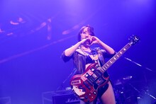 中尊寺まい（Vo, G）（撮影：にしゆきみ）