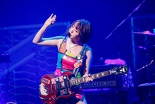 中尊寺まい（Vo, G）（撮影：にしゆきみ）