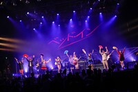 「Everybody 無敵！」演奏中の様子。（撮影：にしゆきみ）