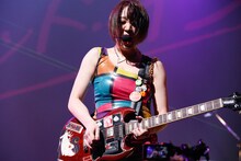 中尊寺まい（Vo, G）（撮影：にしゆきみ）