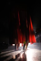 生着替え中のベッド・イン。（撮影：にしゆきみ）