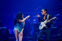 左から益子寺かおり（Vo）、ポリネシアン・キヨII世（G）。（撮影：にしゆきみ）