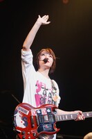 中尊寺まい（Vo, G）（撮影：にしゆきみ）