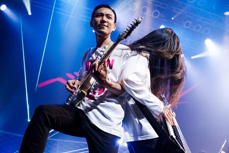 左からポリネシアン・キヨII世（G）、舐める派JAPAN（Key）。（撮影：にしゆきみ）