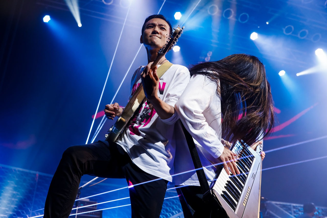 左からポリネシアン・キヨII世（G）、舐める派JAPAN（Key）。（撮影：にしゆきみ）