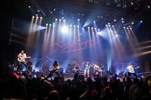 ベッド・イン「“THIS IS ROCK” 特別公演 ～スペシャル☆バブルナイト～」の様子。（撮影：にしゆきみ）